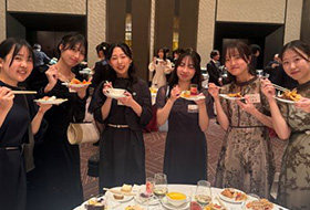 ���������i�j���̗l�q