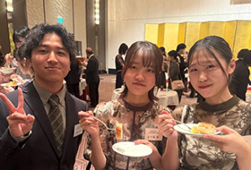 ���������i�j���̗l�q